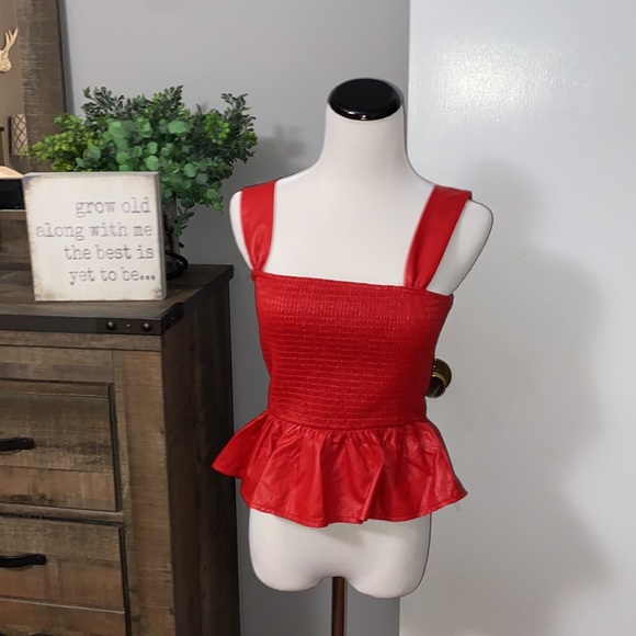 TCEC Faux leather sleeveless peplum red top Excellent preowned condition size M - Picture 2 of 11